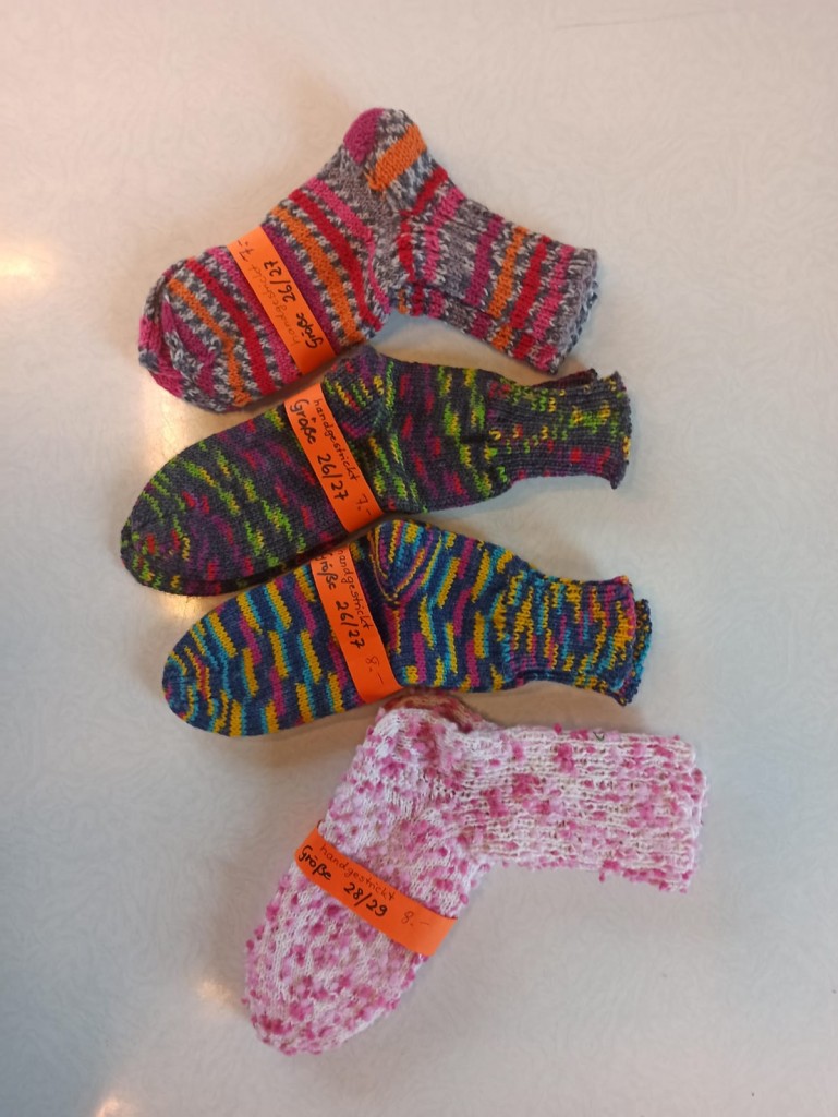 Handgestrickte Socken, von links nach rechts: Gr. 26/27, 7€ Gr. 26/27, 7€ Gr. 26/27, 8€ Gr. 28/29, 8€