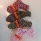 Handgestrickte Socken, von links nach rechts: Gr. 26/27, 7€ Gr. 26/27, 7€ Gr. 26/27, 8€ Gr. 28/29, 8€